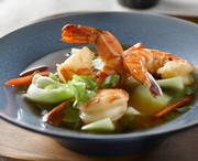 Soupe aux crevettes et au pak choi avec sauce Hoisin