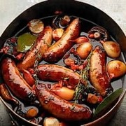 Saucisses de gibier braisé au vin rouge