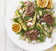 Barbecue d'agneau et salade de courgettes