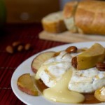 Brie fondant aux noix épicées et confiture d'abricots