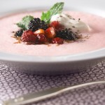 Soupe rafrachissante aux fraises avec petits fruits au porto