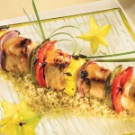 Brochettes de porc aux fruits exotiques