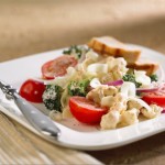 Salade croquante au chou-fleur et brocoli avec cheddar et poulet