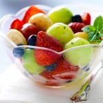 Salade de fruits avec coulis au miel et à la menthe