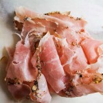 Fesse de porc fume au poivre ( jambon maison )