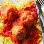 Boulettes de poulet sur des courges spaghettis