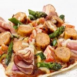 Pizza à la saucisse européenne, jambon fumé et légumes grillés