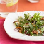 Jeunes pousses de laitue avec vinaigrette à l'orange, fromage bleu et pacanes grillées