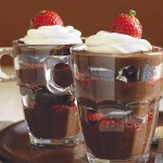 Parfaits au chocolat, aux fraises et aux biscuits