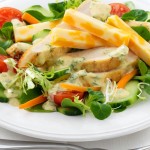 Salade verte au poulet grillé et au fromage Suisse, vinaigrette au cari