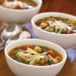 Soupe aux champignons et aux tomates avec pâtes