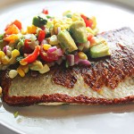 Poêlé de poisson blanc avec une relish de maïs, avocat, et Basilic.