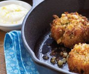 Beignets de crabe tendres et épicés avec mayonnaise au citron