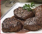 Biftecks aux grains de poivre avec sauce moutarde au vin