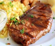 Biftecks poêlés, sauce au vin rouge