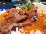 Boeuf tha au curry en sauce aux arachides 