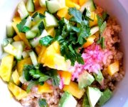 Bol vegan de mini-quinoa, mangue, avocat, lime, coriandre et tofu  l'orange