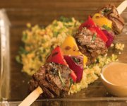 Brochettes de boeuf et de lgumes, sauce crme au raifort