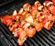 Brochettes de porc et pommes au barbecue