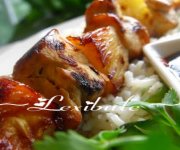 Brochettes de poulet hawaïennes avec riz à la noix de coco