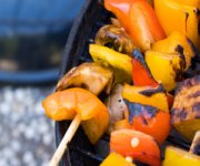 Brochettes de tofu et de légumes, sauce aux arachides