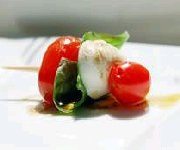 Brochettes de tomate, basilic et mozzarelle