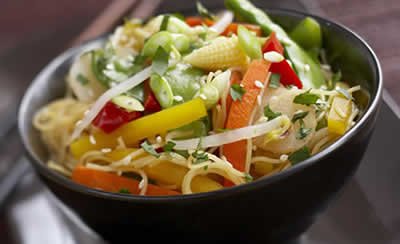 Chow Mein (recette facile de nouilles sautées aux légumes) - Free The Pickle