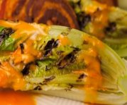 Coeurs de romaine grillés avec vinaigrette chaude aux tomates rôties