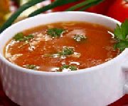 Consommé de tomates, croûtons au parmesan et huile de ciboulette