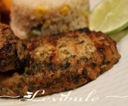 Côtelettes de porc au cumin sur riz au maïs