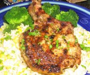 Côtelettes de porc au cumin sur riz au maïs