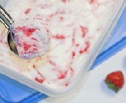 Crème glacée aux spirales de fraises