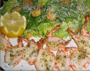 Crevettes papillon  l'ail et salade csar