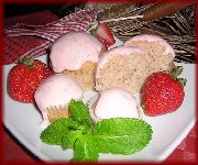 Cupcakes aux fraises, glaçage au fromage à la crème et fraises