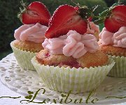 Cupcakes aux fraises, glaçage au fromage à la crème et fraises