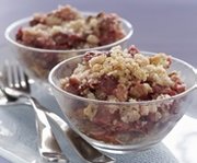 Dessert à la rhubarbe, fraises et canneberges sèches