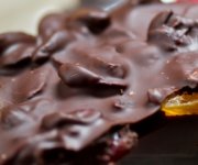 Écorces de chocolat noir aux canneberges et aux amandes