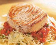 Espadon grillé, sauce tomate et courge spaghetti