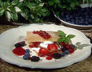 Feuilleté léger aux fraises et coulis de framboises 