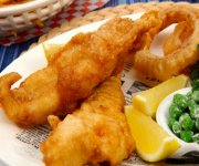 Fish and chips à la bière et rondelles d'oignon