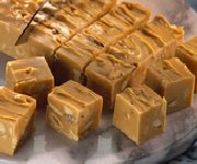 Fudge au caramel au beurre et aux noix 