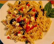 Fusilli, fromage feta, piments doux, olives et basilic