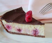 Gâteau au fromage et aux framboises glacé au chocolat