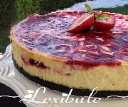 Gâteau au fromage et aux spirales de fraises