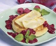 Gaufres au brie et coulis de framboises