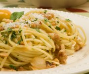 Linguine aux noix, persil et sauce à l'ail