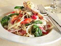 Linguine crémeux avec poulet grillé et légumes (50 Portions)