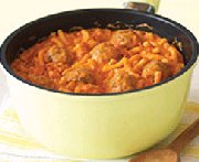 Macaroni crémeux aux boulettes de viande dans une seule casserole