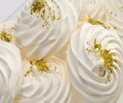 Meringues garnies de pistaches