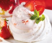 Mousse à la fraise sur nid de meringue